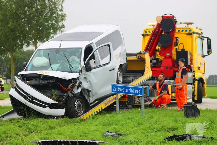 Ongeval tussen bestelbus en taxibus leidt tot gewonden
