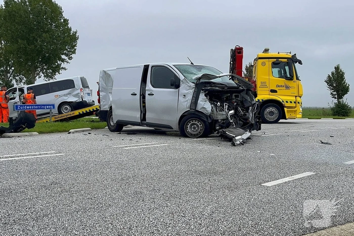 Ongeval tussen bestelbus en taxibus leidt tot gewonden