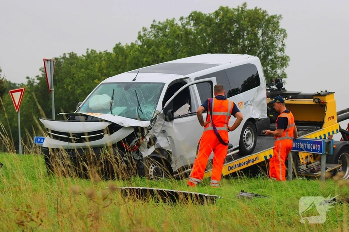 Ongeval tussen bestelbus en taxibus leidt tot gewonden
