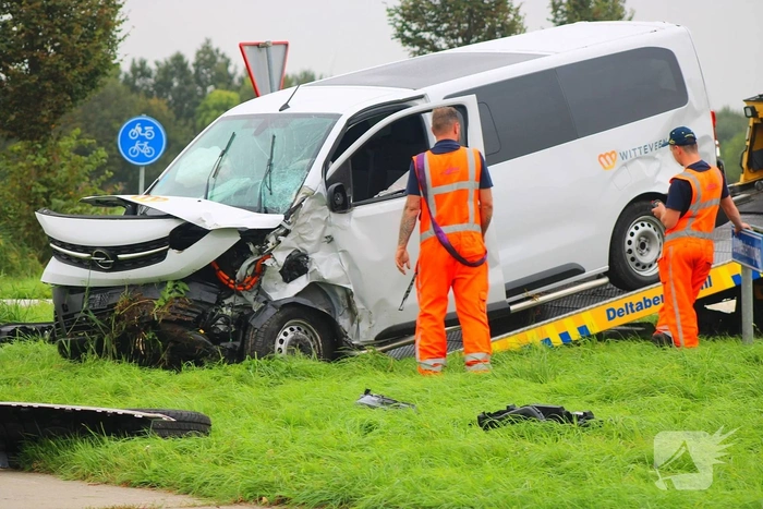Ongeval tussen bestelbus en taxibus leidt tot gewonden