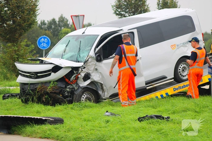 Ongeval tussen bestelbus en taxibus leidt tot gewonden