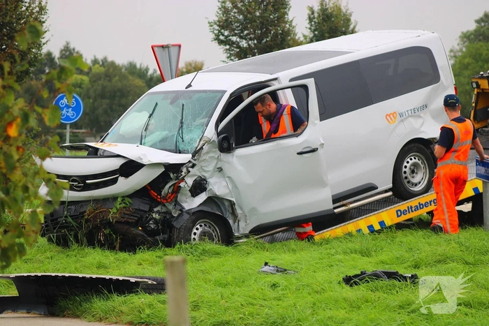Ongeval tussen bestelbus en taxibus leidt tot gewonden