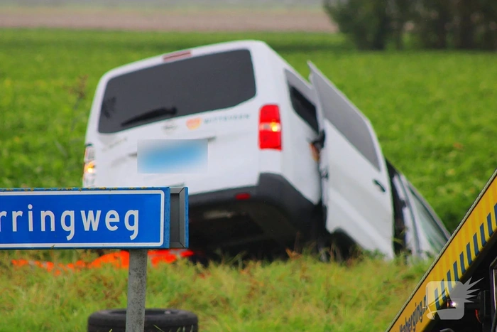 Ongeval tussen bestelbus en taxibus leidt tot gewonden