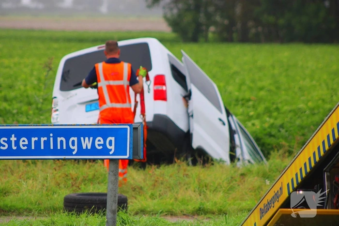Ongeval tussen bestelbus en taxibus leidt tot gewonden
