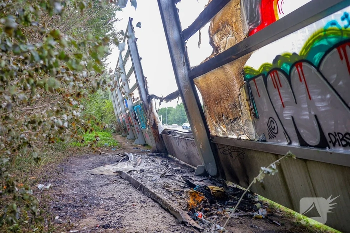 Brand verwoest geluidswand langs snelweg