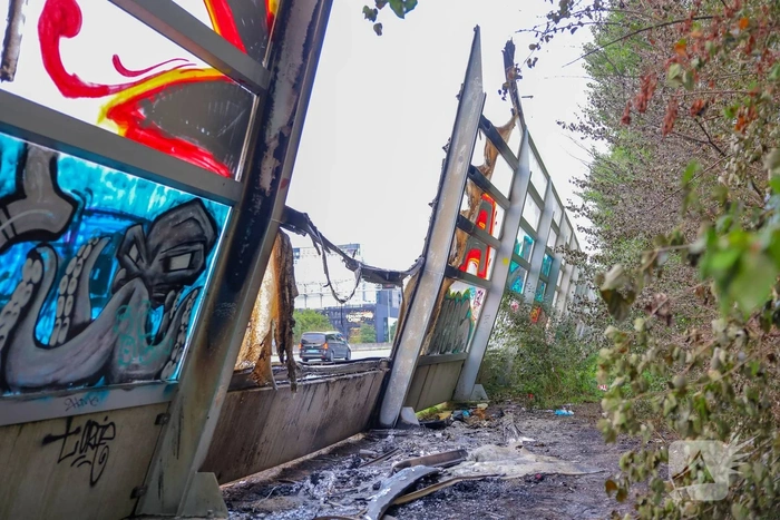 Brand verwoest geluidswand langs snelweg