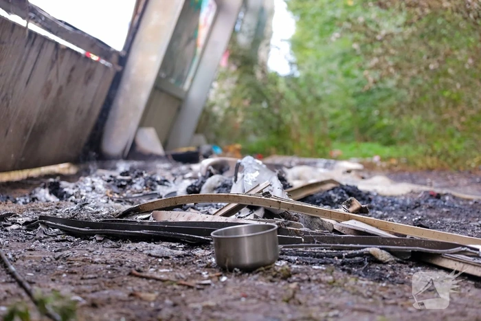 Brand verwoest geluidswand langs snelweg