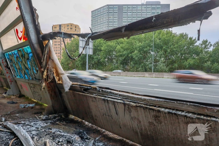 Brand verwoest geluidswand langs snelweg