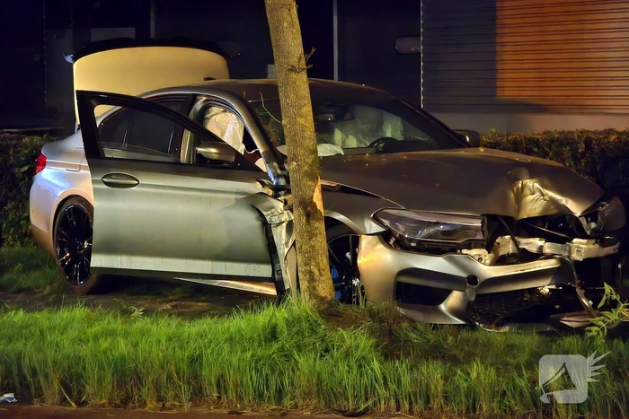 Auto botst tegen boom