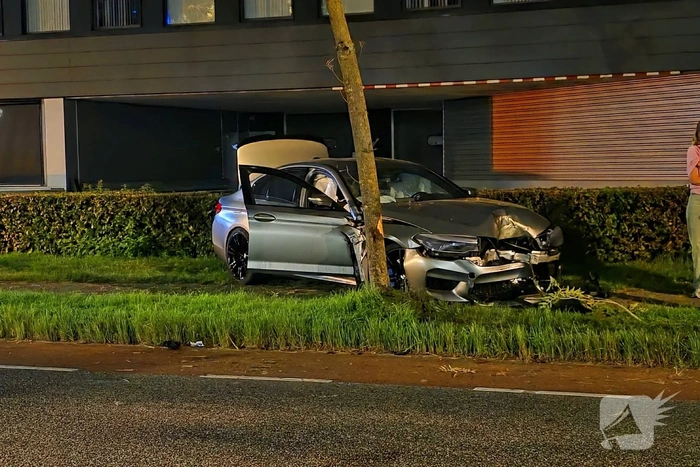 Auto botst tegen boom