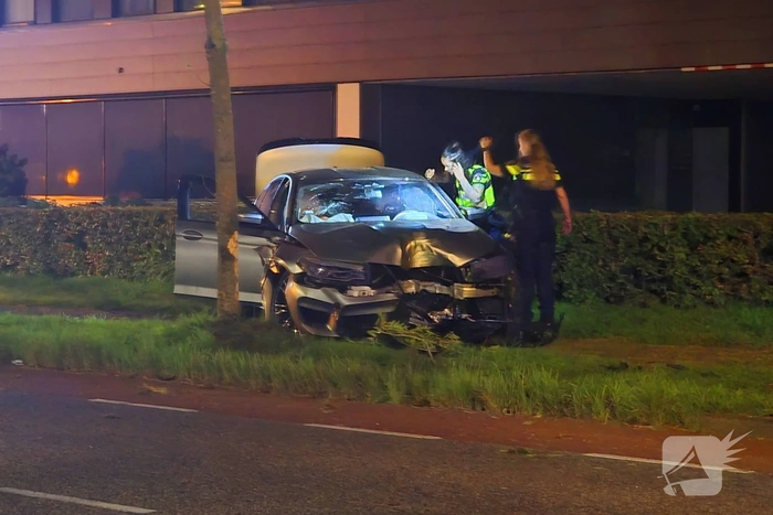 Auto botst tegen boom