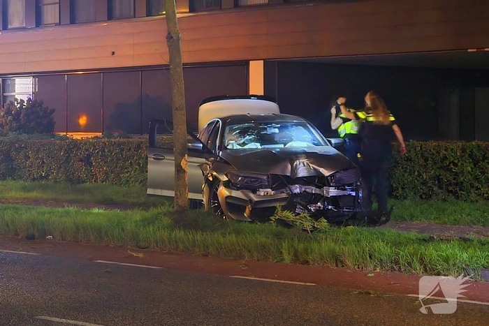 Auto botst tegen boom