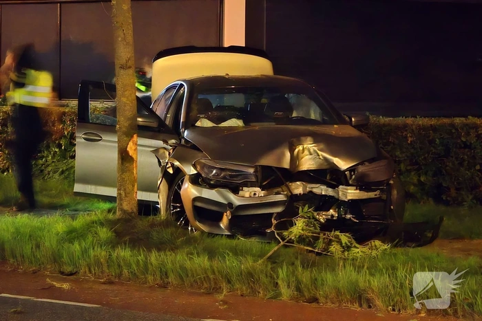 Auto botst tegen boom
