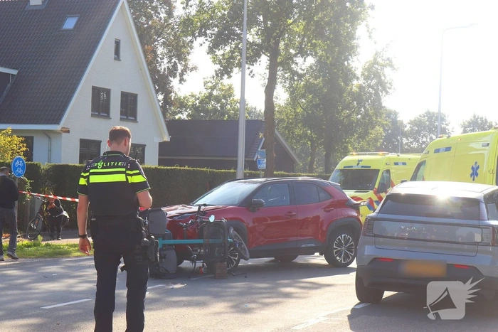 Driewielerduofiets en auto botsen
