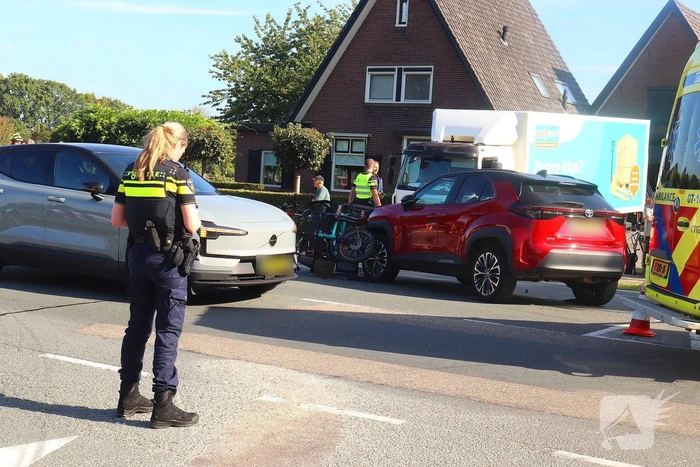 Driewielerduofiets en auto botsen