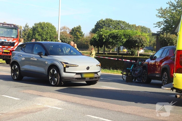 Driewielerduofiets en auto botsen