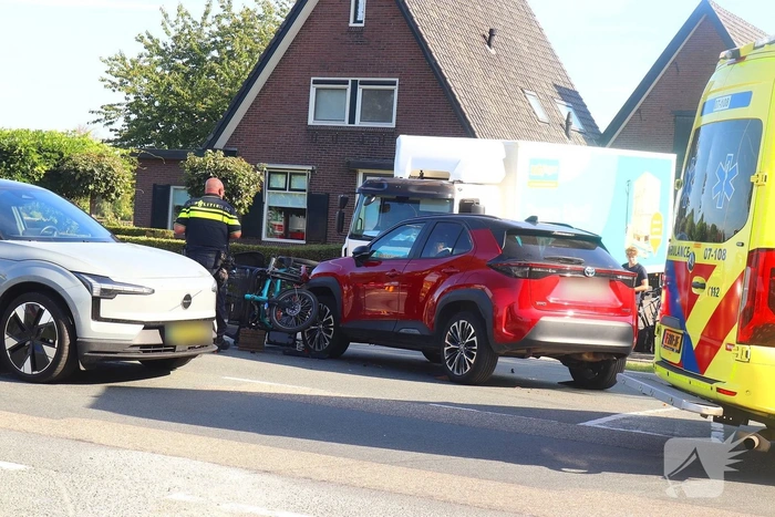 Driewielerduofiets en auto botsen