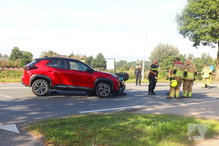 Driewielerduofiets en auto botsen