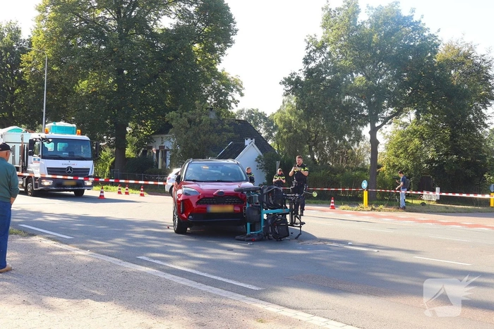Driewielerduofiets en auto botsen