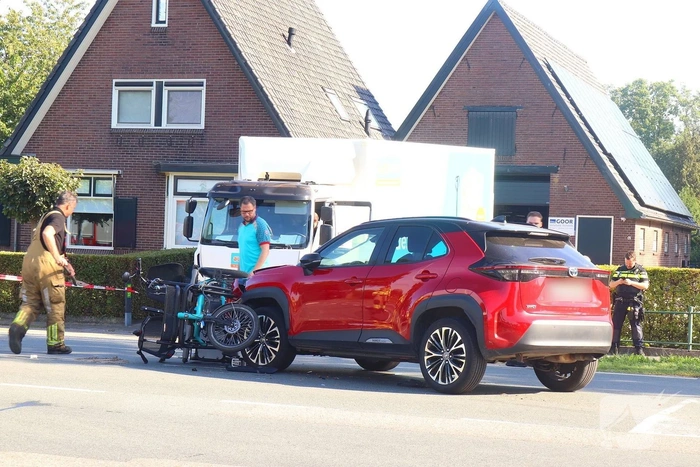 Driewielerduofiets en auto botsen