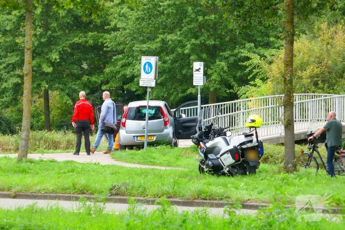 Auto botst tegen voetgangersbrug