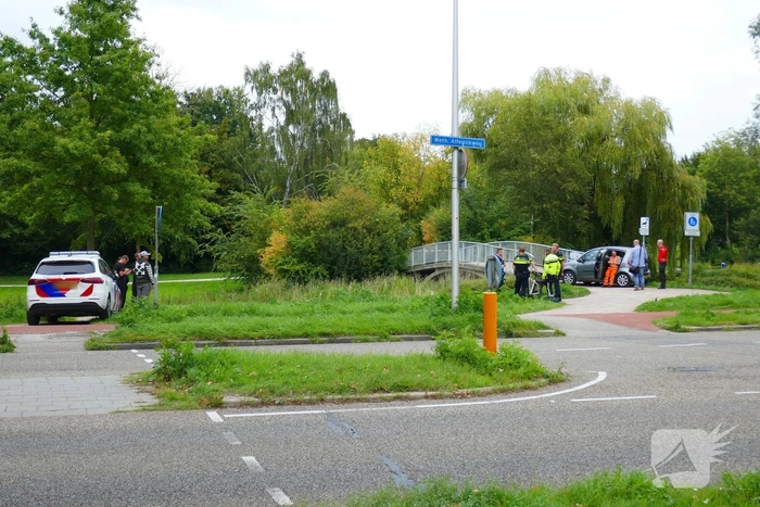 Auto botst tegen voetgangersbrug