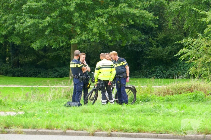 Auto botst tegen voetgangersbrug