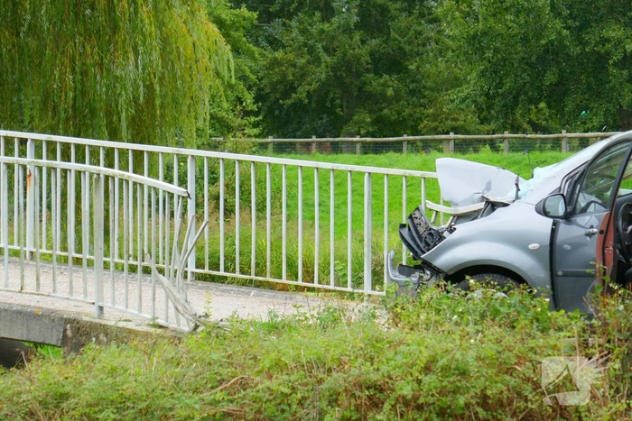 Auto botst tegen voetgangersbrug