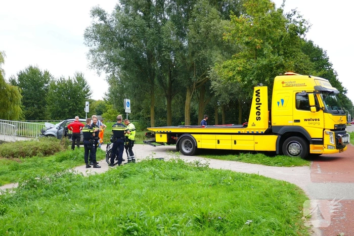 Auto botst tegen voetgangersbrug
