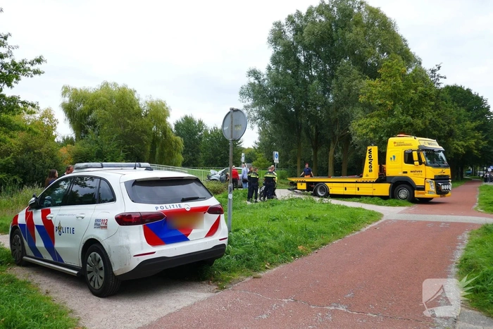 Auto botst tegen voetgangersbrug