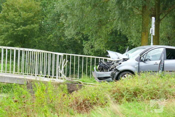 Auto botst tegen voetgangersbrug