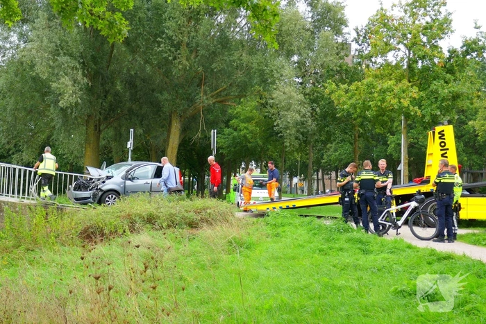 Auto botst tegen voetgangersbrug