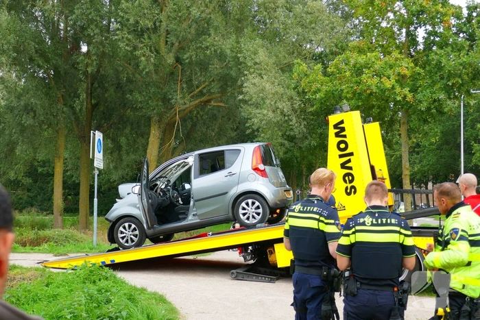 Auto botst tegen voetgangersbrug
