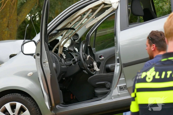 Auto botst tegen voetgangersbrug