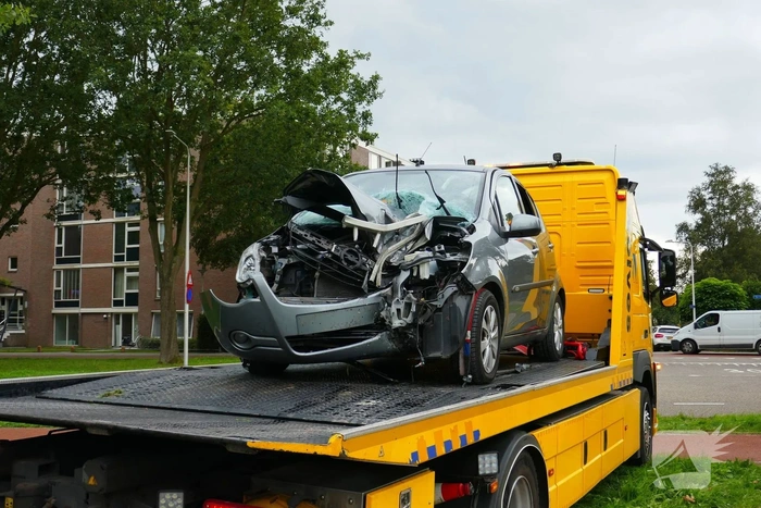 Auto botst tegen voetgangersbrug