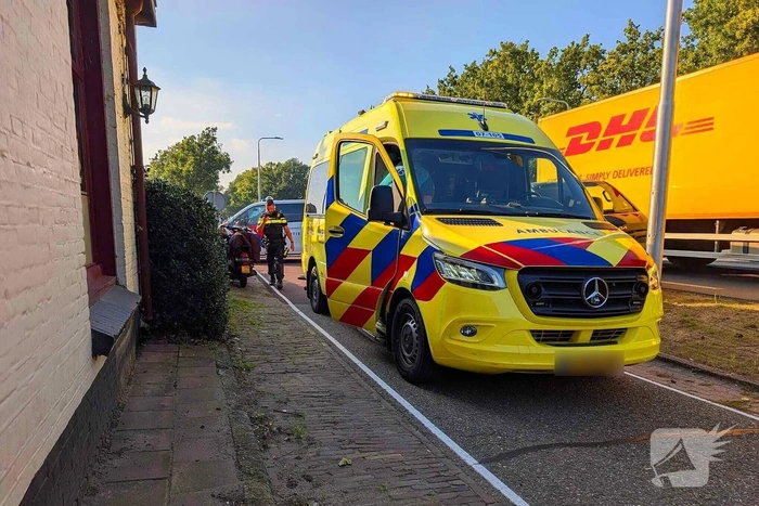 Botsing tussen scooter en auto leidt tot gewonde