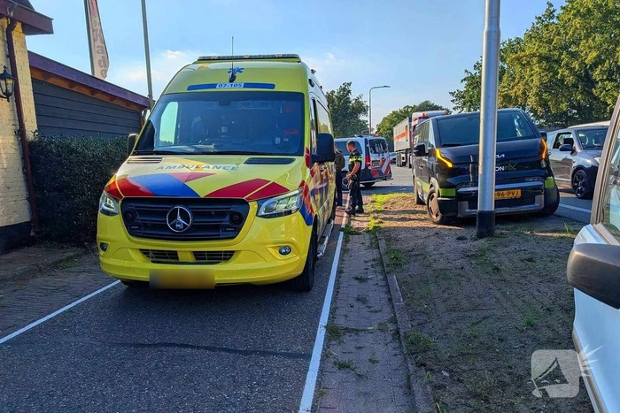 Botsing tussen scooter en auto leidt tot gewonde