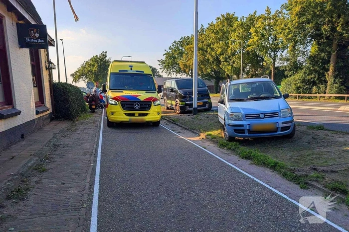 Botsing tussen scooter en auto leidt tot gewonde