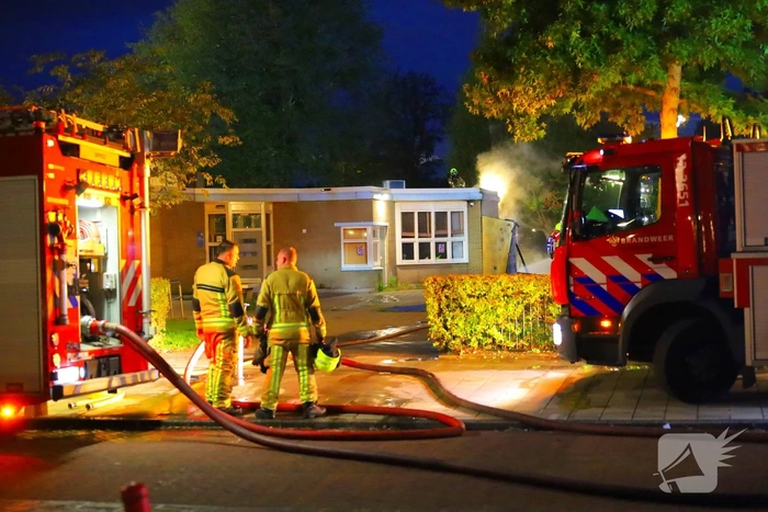 Brand bij buurthuis vereist grote inzet van brandweer