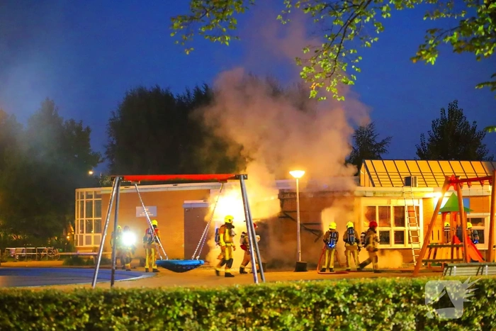 Brand bij buurthuis vereist grote inzet van brandweer