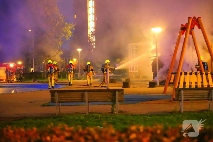 Brand bij buurthuis vereist grote inzet van brandweer