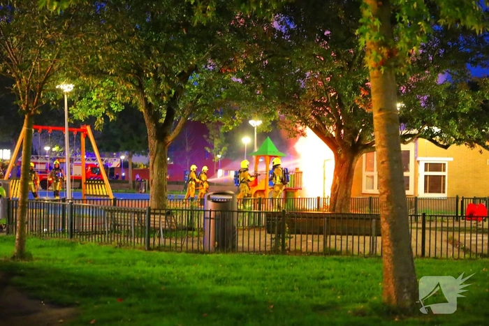 Brand bij buurthuis vereist grote inzet van brandweer