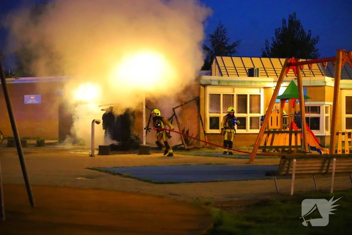 Brand bij buurthuis vereist grote inzet van brandweer
