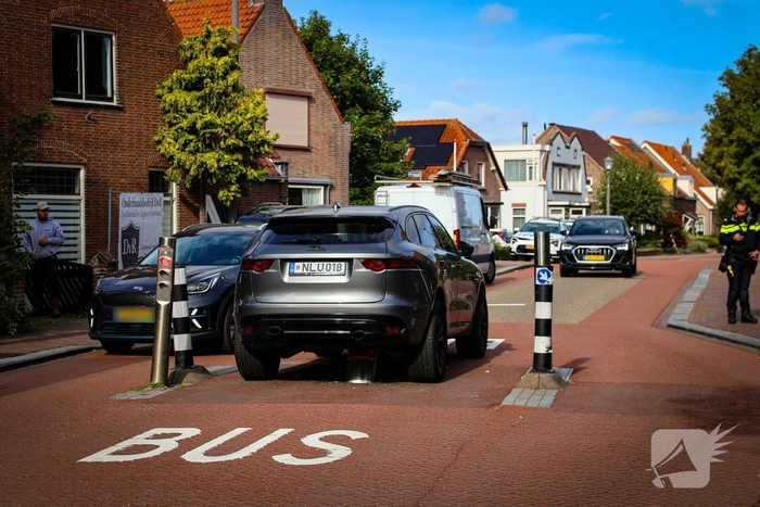 Automobilist uit Litouwen rijdt zich vast op buspoller