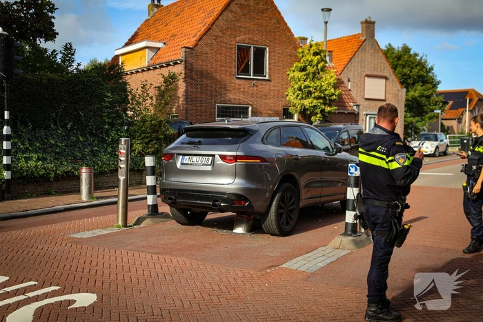 Automobilist uit Litouwen rijdt zich vast op buspoller