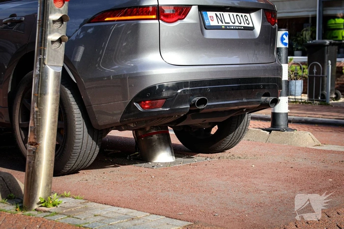 Automobilist uit Litouwen rijdt zich vast op buspoller