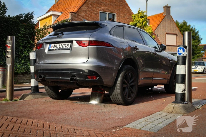 Automobilist uit Litouwen rijdt zich vast op buspoller