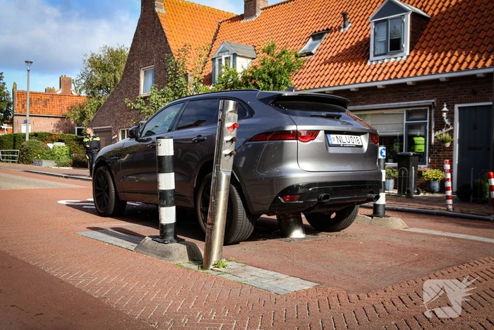 Automobilist uit Litouwen rijdt zich vast op buspoller