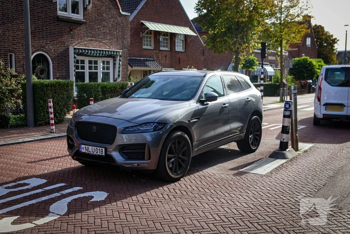 Automobilist uit Litouwen rijdt zich vast op buspoller