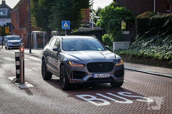 Automobilist uit Litouwen rijdt zich vast op buspoller